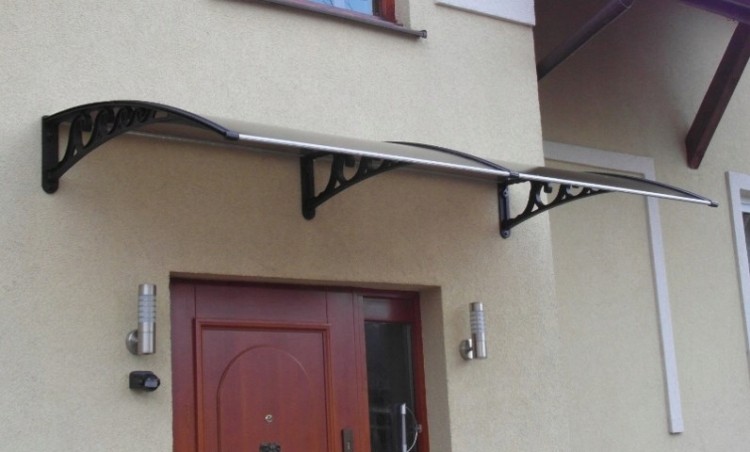 Daszek nad wejściem do budynku Poliwęglan komorowy