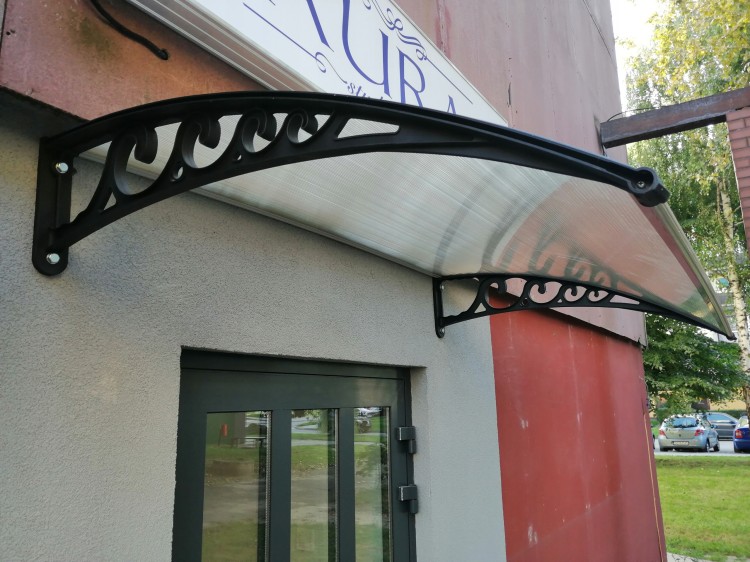 Daszek nad wejściem do budynku Poliwęglan komorowy
