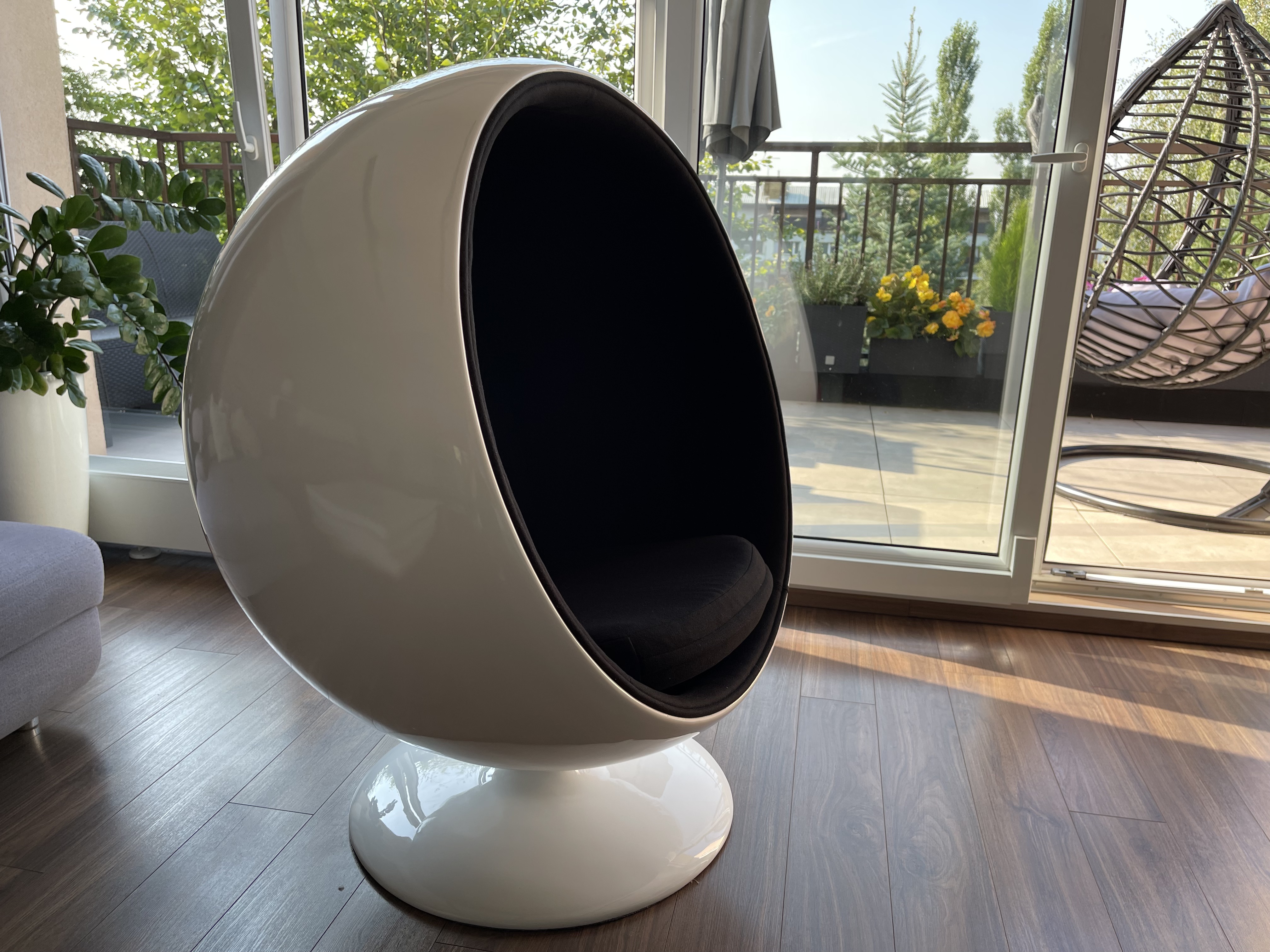Fotel Kula Ball Chair w aranżacji salonu