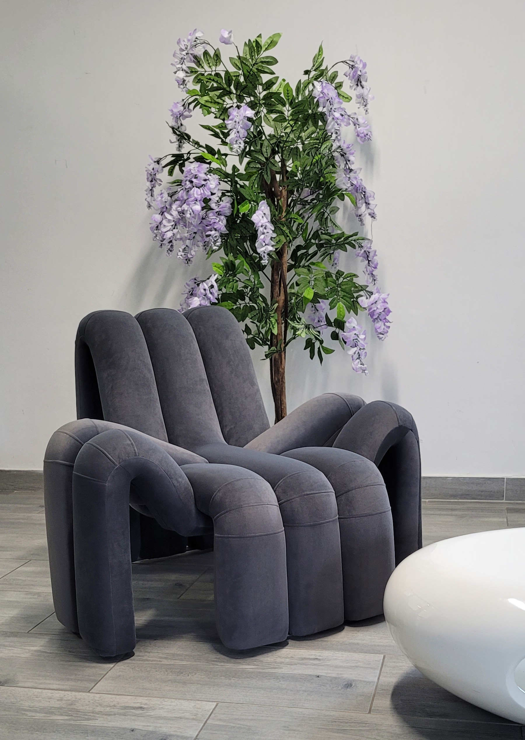 Nowoczesny fotel SPIDER w eleganckim wnętrzu